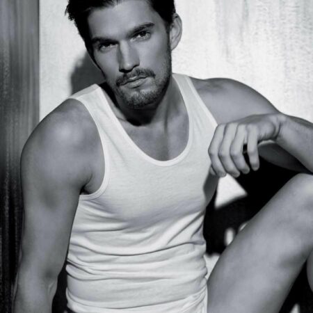 Canotta Coveri ET1102 BIANCO per il tuo negozio di abbigliamento maschile. Realizzata in cotone al 100%, disponibile in bianco o assortito. Confezione da 3 pezzi.