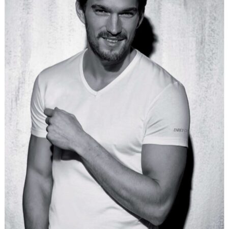 Shirt Enrico Coveri ET1001 bianco, un capo essenziale per l'uomo moderno. Disponibile in conf. da 3 maglie in cotone bielastico offre comfort, stile e versatilità.