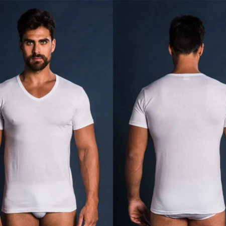 Shirt Oltremare 514 BIANCO: Comfort e stile per il tuo negozio di abbigliamento maschile. Realizzata in cotone al 100%, a mezza manica con scollo a "V".
