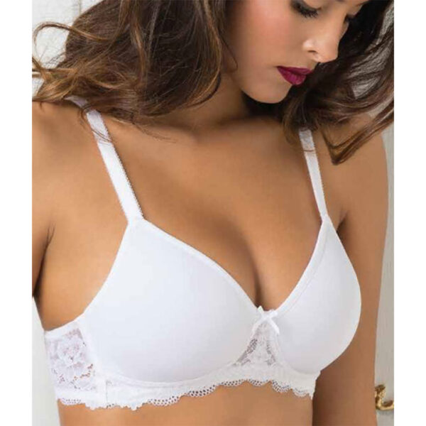 2456 Reggiseno Sielei: Pizzo e coppe spacer. Libertà di movimento e fascino senza tempo. La tua femminilità esaltata con stile e sicurezza.