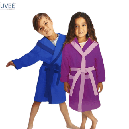 Accappatoio Bimbo Kuveè Shehe: in spugna 100% cotone, morbido e assorbente, con cappuccio, cintura e tasche. Disponibile in colori brillanti e taglie dai 2 ai 16 anni. Comfort e protezione per ogni momento post-bagno.