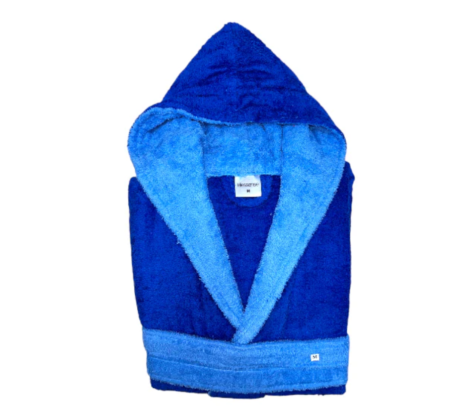 Accappatoio Bimbo Kuveè Shehe: in spugna 100% cotone, morbido e assorbente, con cappuccio, cintura e tasche. Disponibile in colori brillanti e taglie dai 2 ai 16 anni. Comfort e protezione per ogni momento post-bagno.