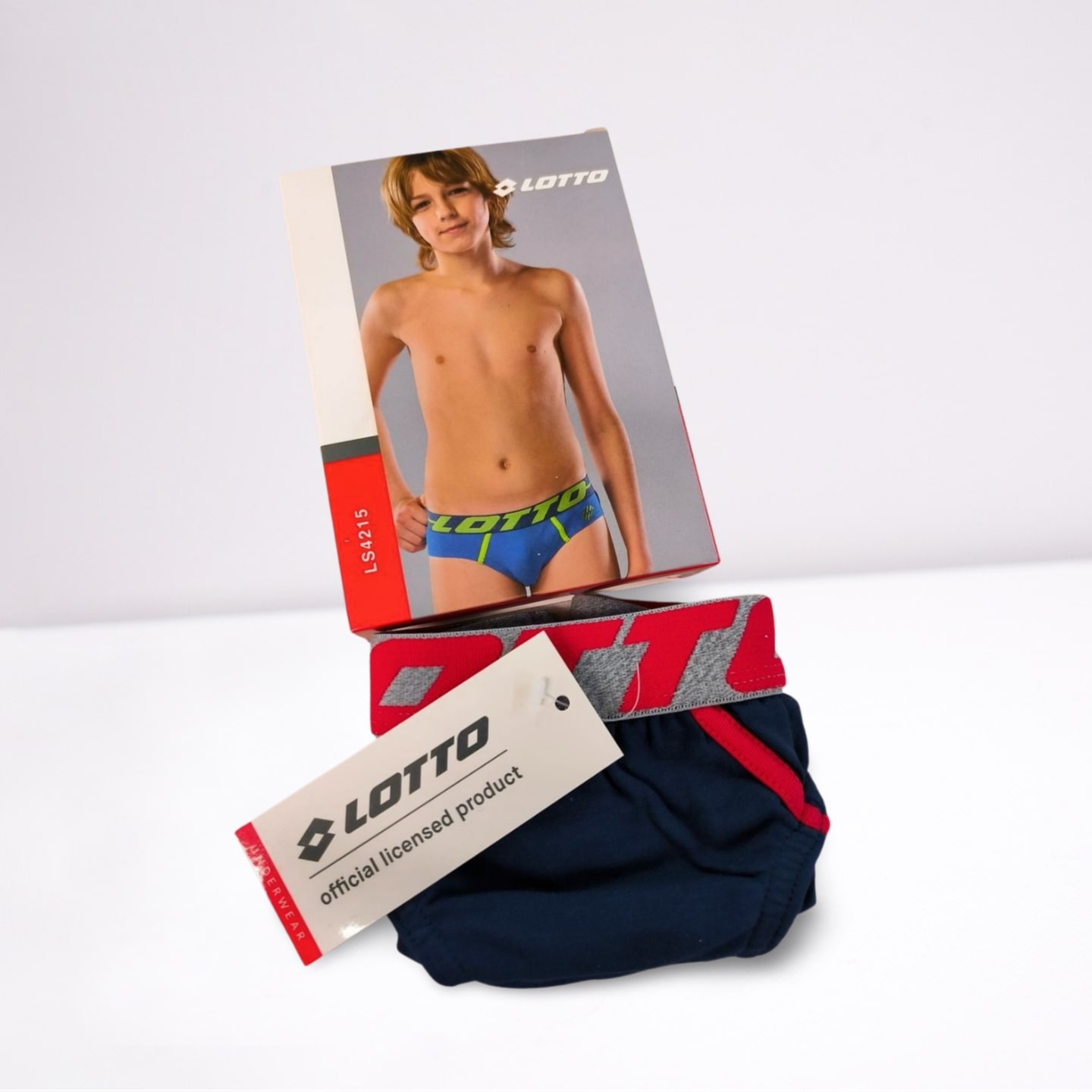 Slip Lotto LS4215 - 6 pezzi: slip junior in cotone elasticizzato con elastico in vita e logo Lotto. Colori assortiti, comfort e vestibilità perfetta. Taglie dai 3/4 ai 15/16 anni.