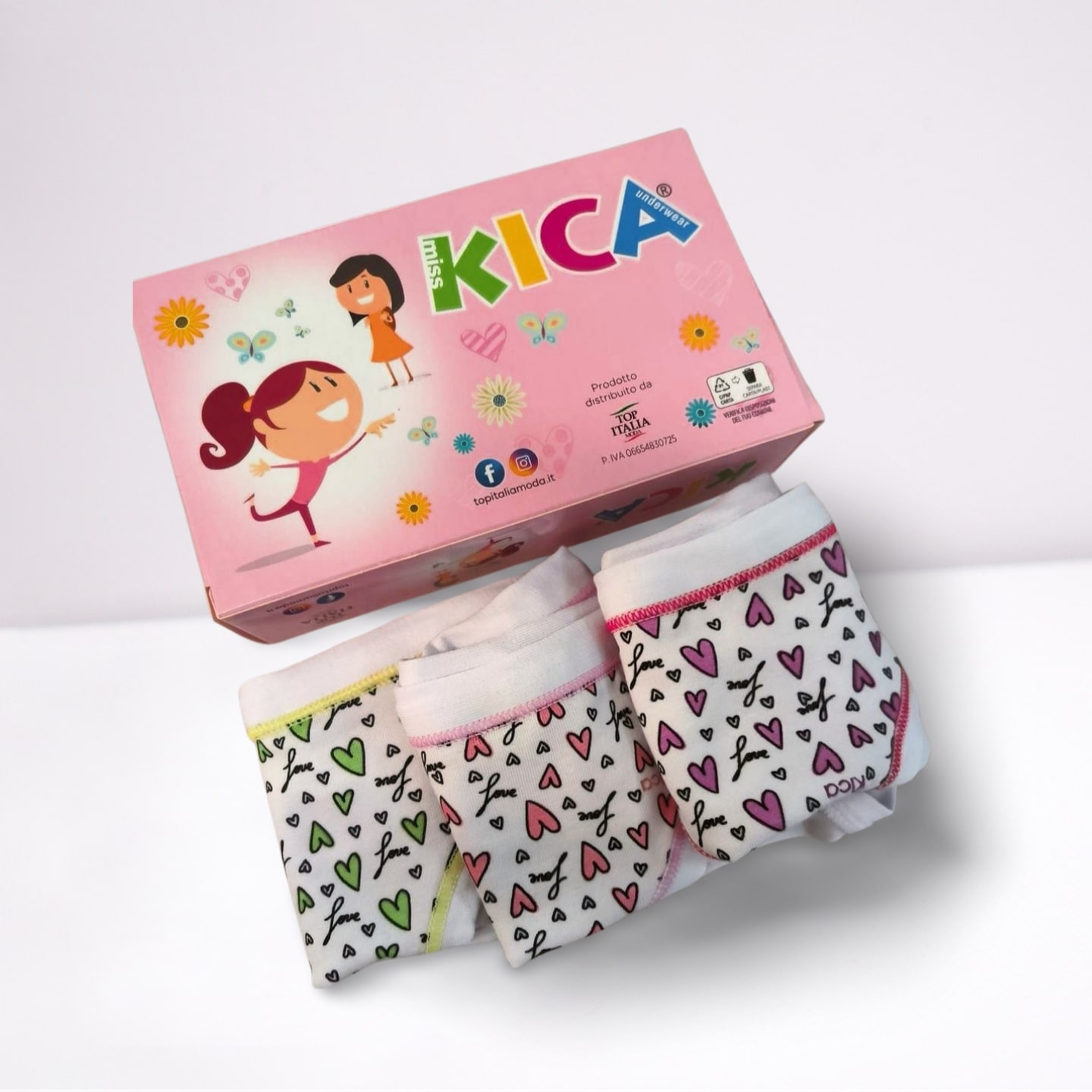 Slip Bimba KIKA cuori - 12 pezzi: slip in cotone elasticizzato Made in Italy con fantasie a cuoricini. Morbidi, resistenti e confortevoli. Taglie dai 2 ai 10 anni.