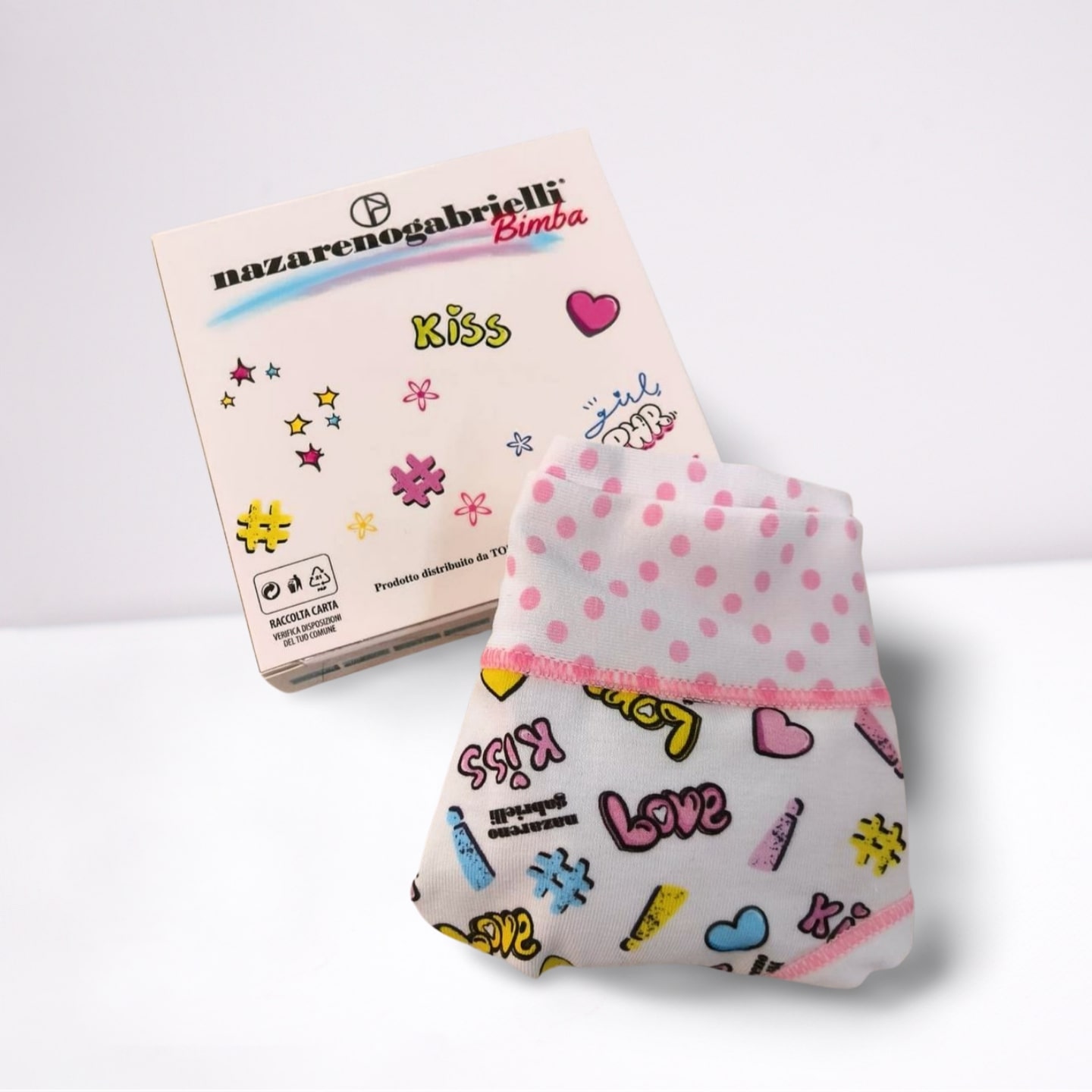Slip Bimba Nazareno Gabrielli - 6 pezzi slip in cotone elasticizzato con fantasie colorate. Morbidi, resistenti e comodi. Disponibili in taglie da 2 a 10 anni, perfetti per un comfort quotidiano e uno stile vivace.