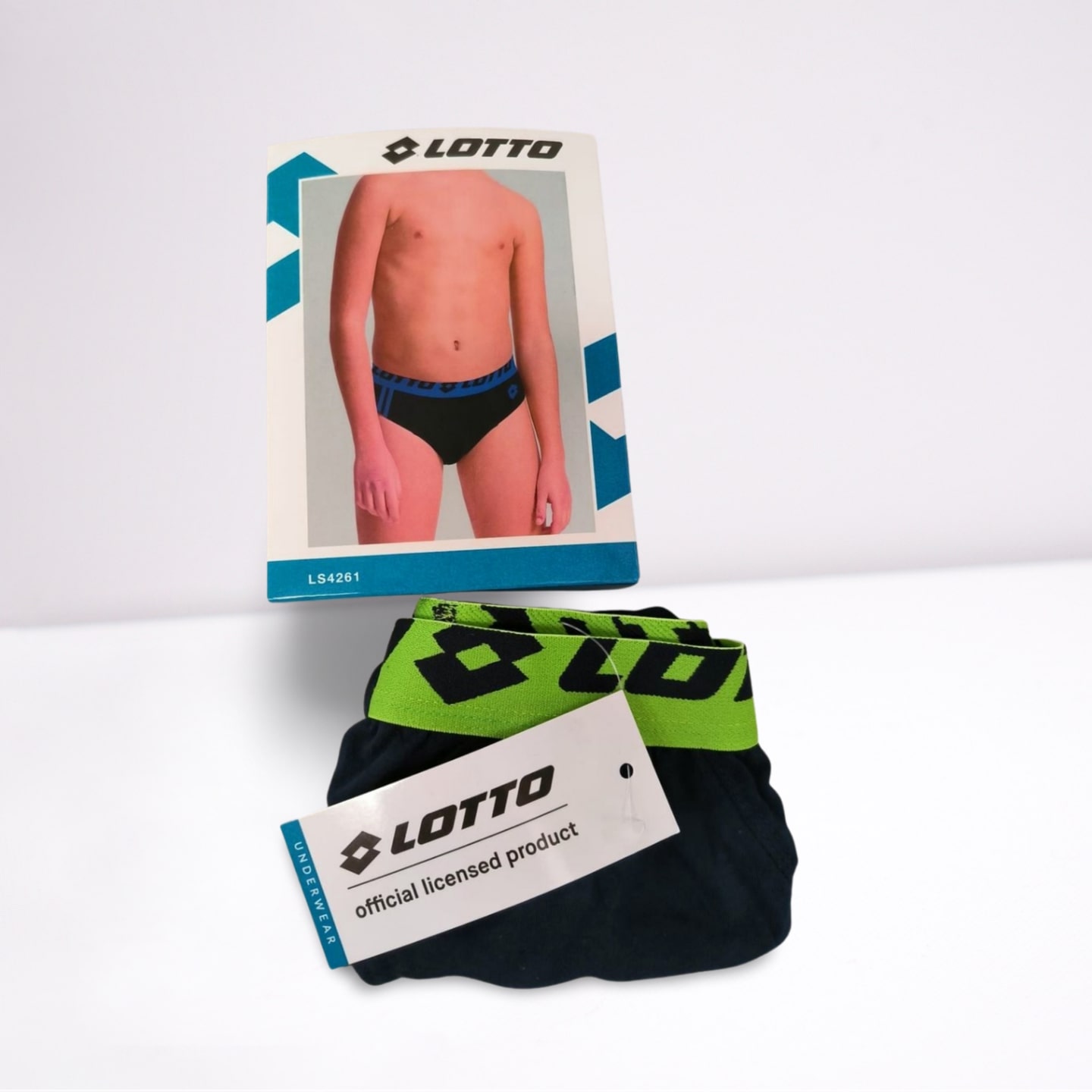 Slip Lotto LS4261 - 6 pezzi: slip ragazzo in cotone elasticizzato, design sportivo con logo e bande colorate. Confezione colori assortiti, taglie 3/4-15/16 anni. Comfort e resistenza.