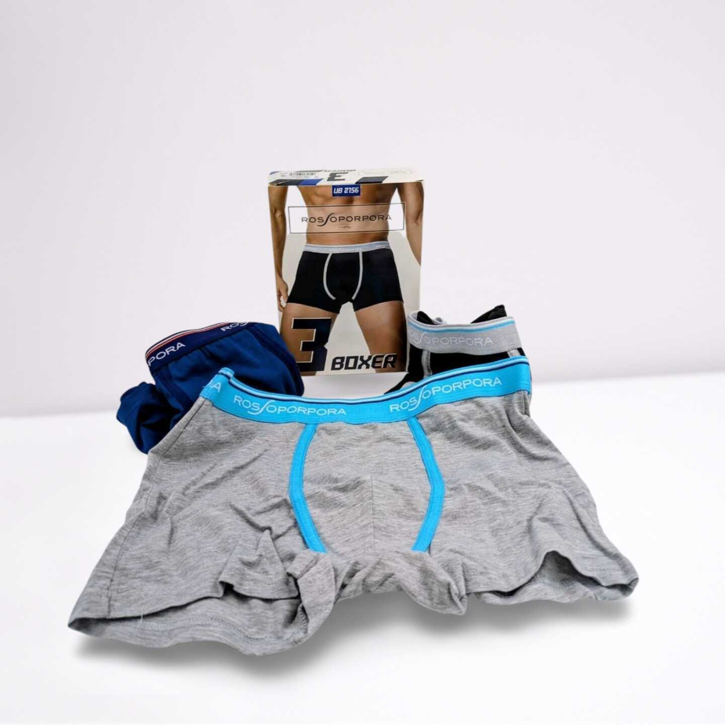 Boxer Rossoporpora Uomo UB 2156 in cotone elasticizzato. Confezione da 3 pezzi a colori assortiti per comfort, stile e vestibilità perfetta.