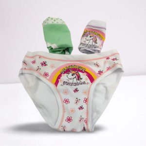 Slip Bambina Kica 624 in cotone elasticizzato, morbidi e colorati. Ideali per l’uso quotidiano, con fantasie allegre e cuciture delicate.